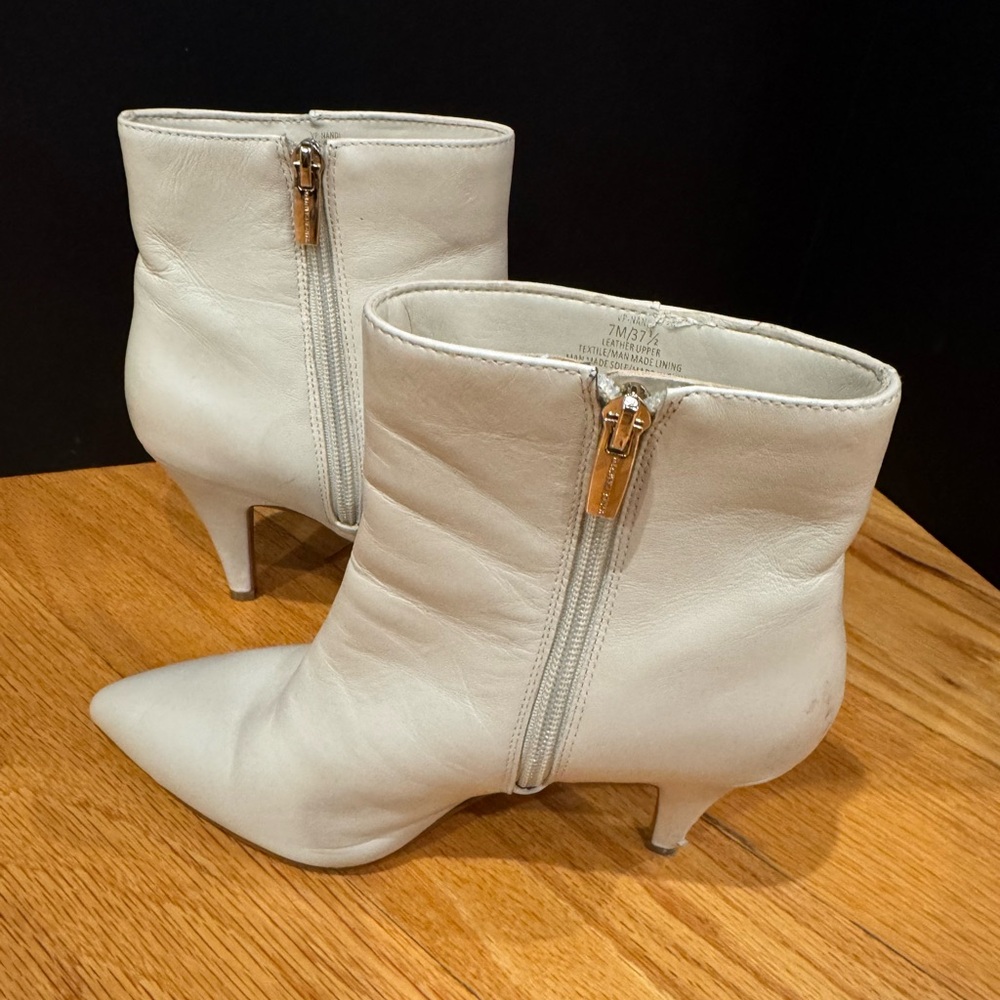 Vince Camuto Elegant Winter White Leather Ankle Booties size 7m side zip